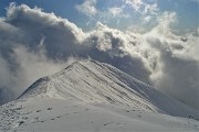 53 Col ritorno del sole si apre il panorama sulla cresta da poco salita